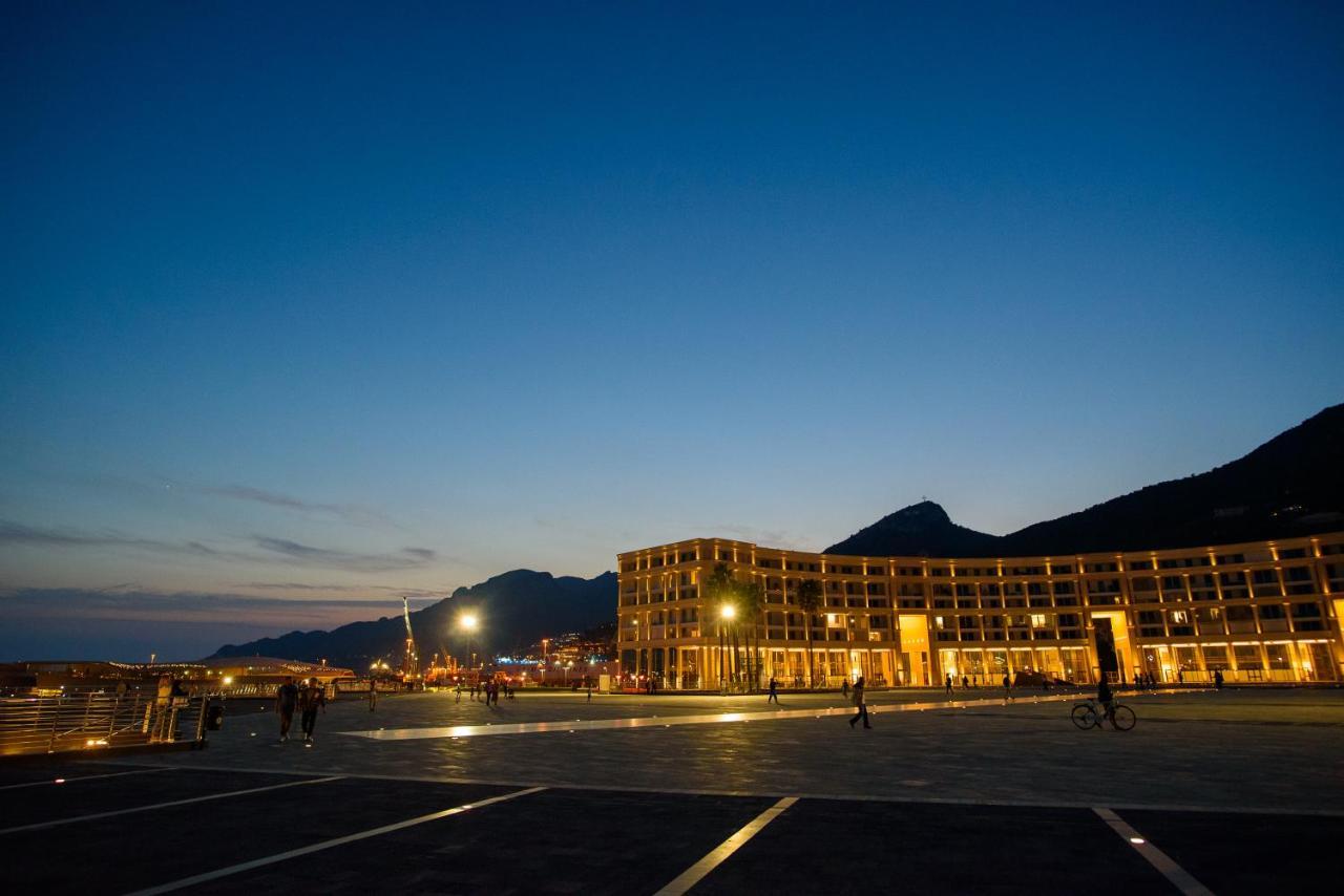 Mareluna Crescent - Luxury Seafront Experience Salerno Esterno foto