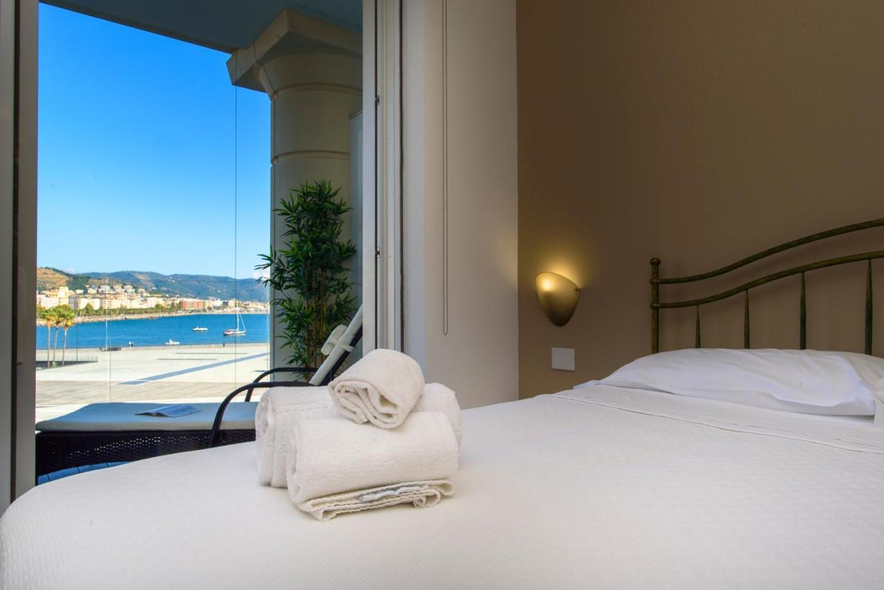 Mareluna Crescent - Luxury Seafront Experience Salerno Esterno foto