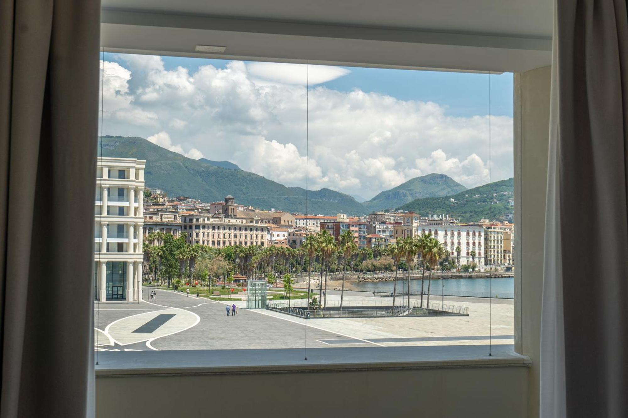 Mareluna Crescent - Luxury Seafront Experience Salerno Esterno foto